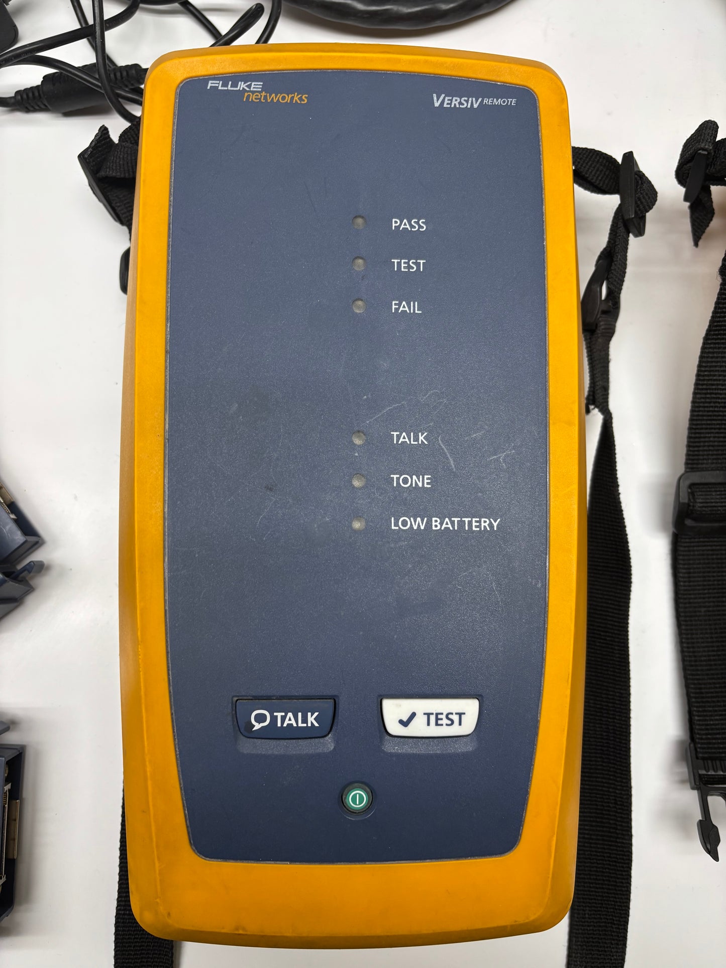 Fluke Networks DSX-8000 Cable Tester, Touch Screen Display + FI-1000-KIT w Certificates