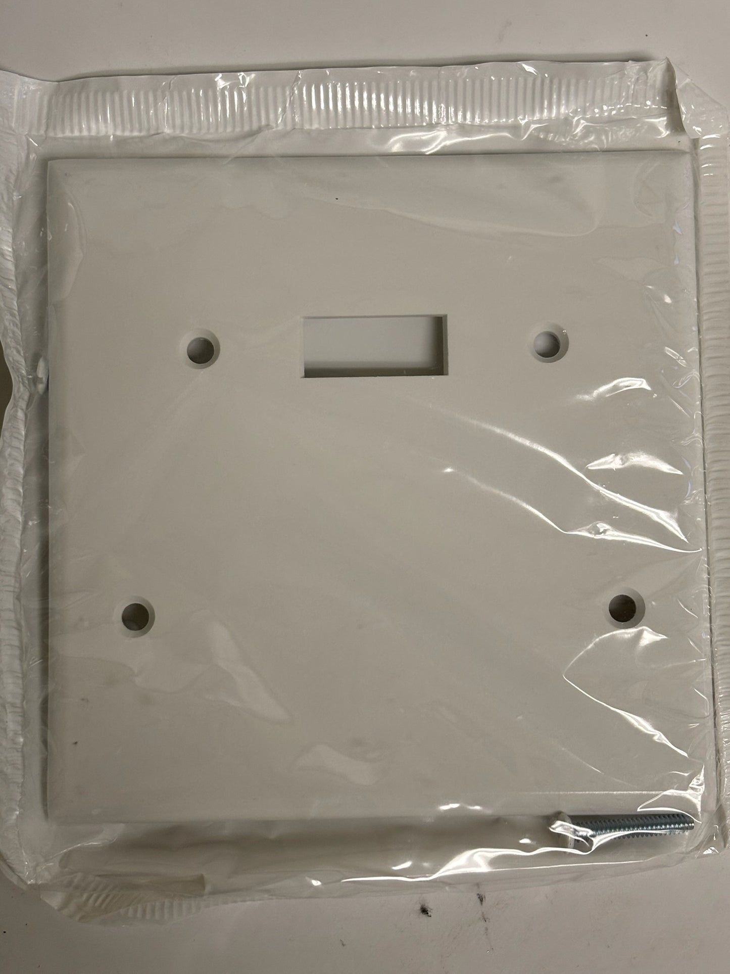 25 PK Leviton 88006 2-Gang Combination Wallplate – 1 Toggle, 1 Blank, White