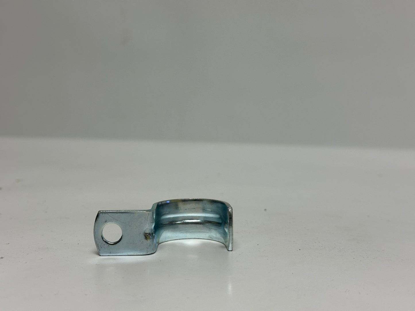 100 PK RACO 2084 1" EMT One-Hole Push-On Strap for Conduit Support