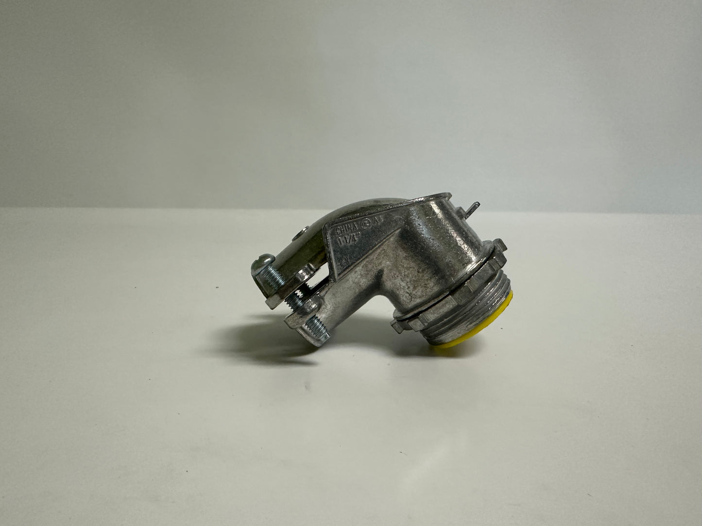 5 PK Arlington (854A) 11/4" 90° Angle Connector, Insulated Throat, Zinc Die Cast