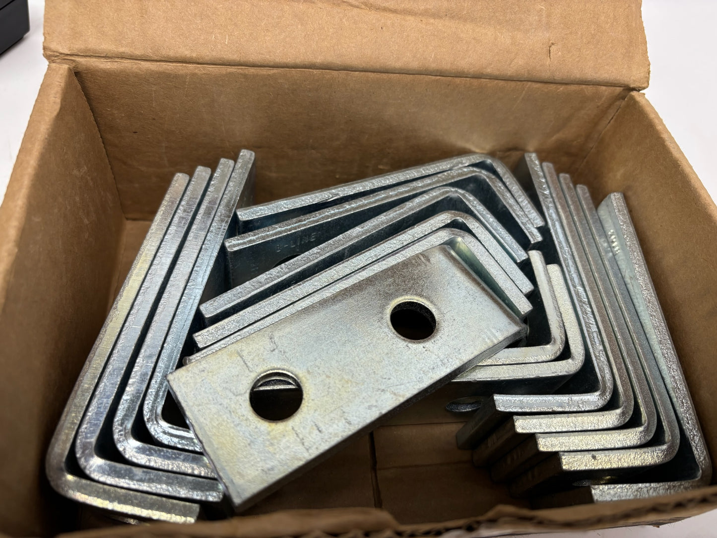 17 PK Eaton B‑Line B103ZN 90° Corner Angle Brackets, Zinc‑Plated Steel