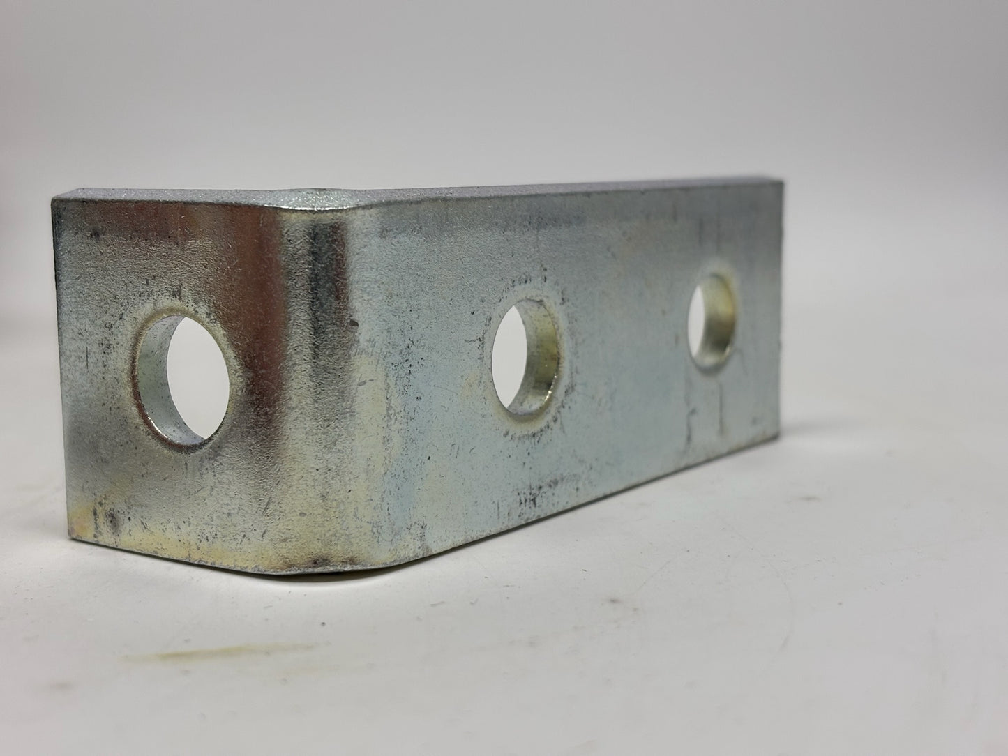 17 PK Eaton B‑Line B103ZN 90° Corner Angle Brackets, Zinc‑Plated Steel