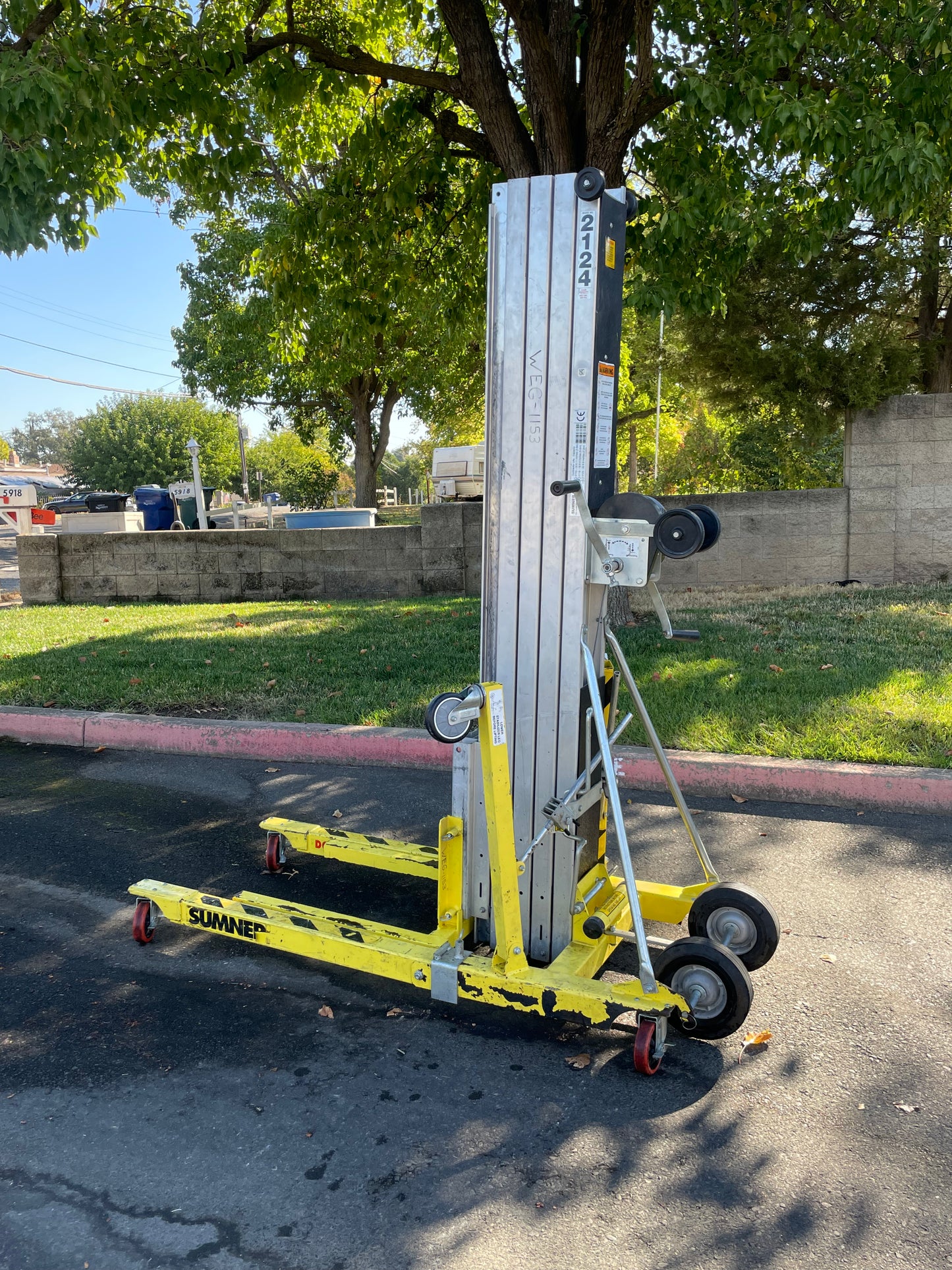 SUMNER MFG. (22828) Contractor Lift 24FT 650 Pounds Capacity