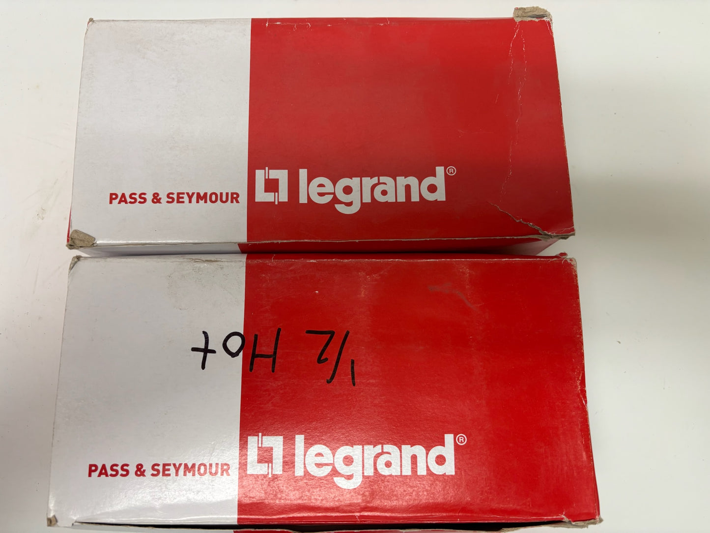 New 20 PK Legrand 26352CHW Plug Load Receptacle, 20A, 125V, Half-Controlled, White