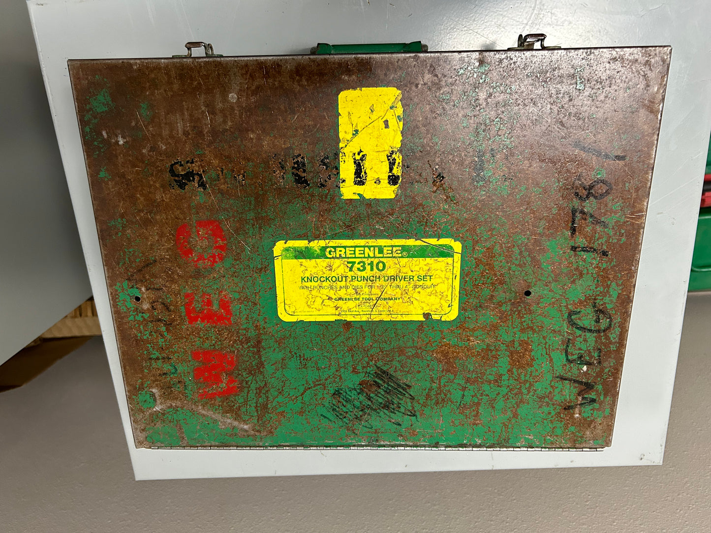 Greenlee Hydraulic Slugbuster Knockout 767 Pump 746 Ram w/ Dies Metal Case