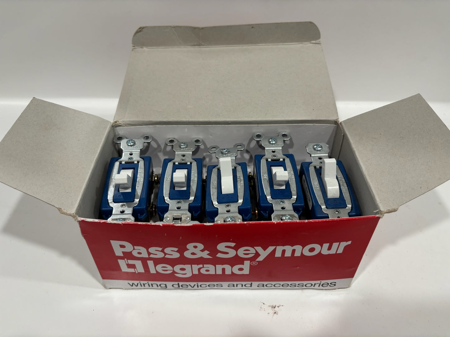 New 10 PC Legrand CSB15AC3-W Specification Grade Switch Hard Use, White