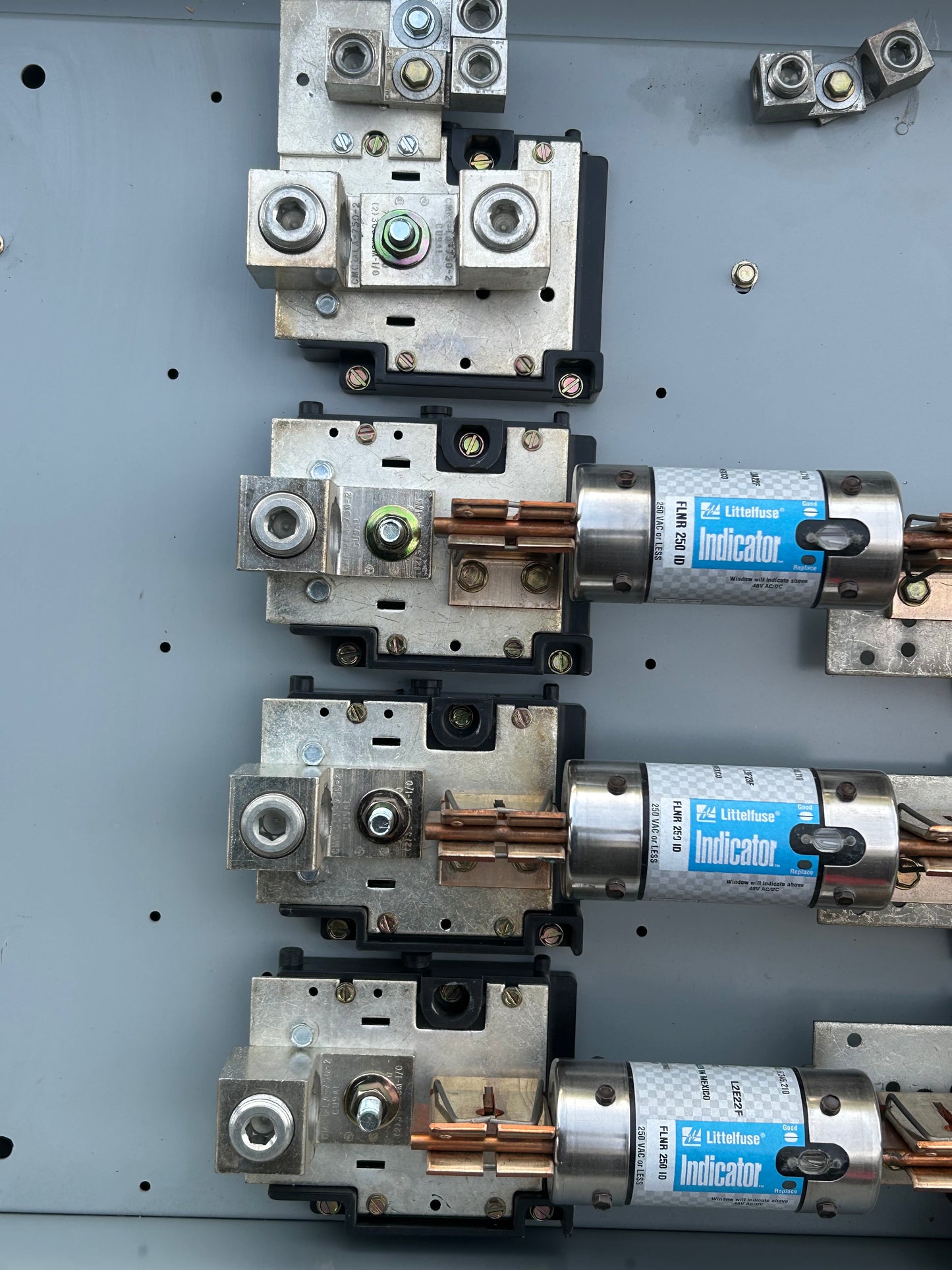 EATON DG325NGK 400 AMP SAFETY DISCONNECT SWITCH 3 POLE FUSIBLE 240 VAC