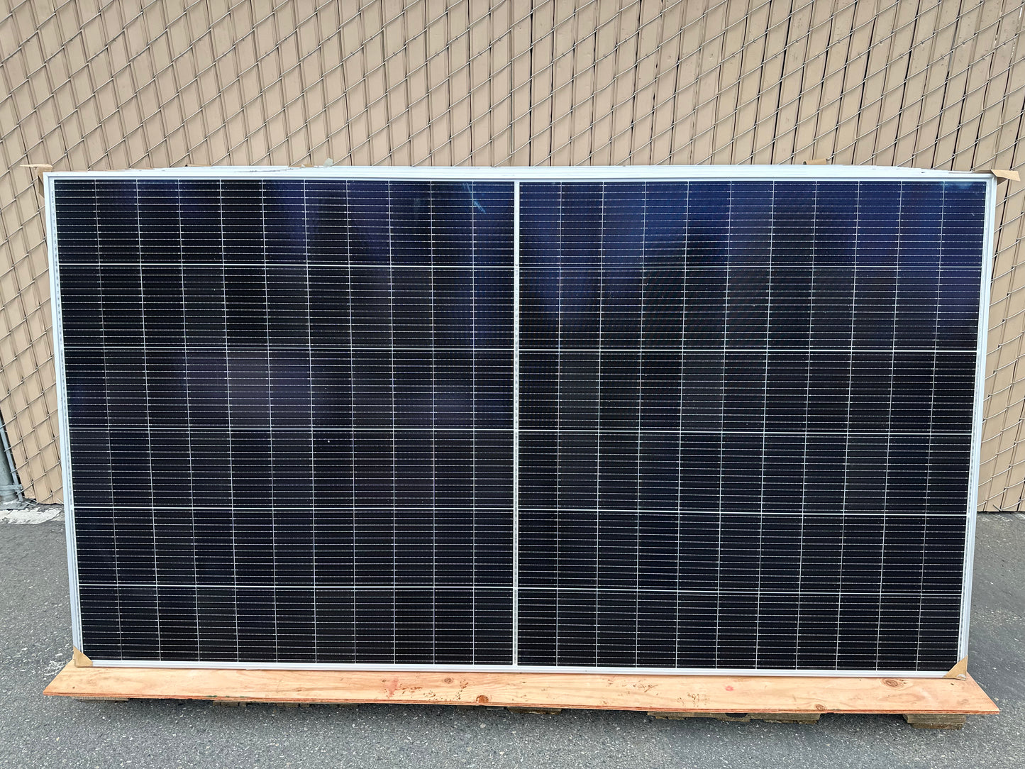 28 Pack Astronergy 650 Watts Bifacial Mono PERC Solar Panel 1500V CHSM66M(DG)