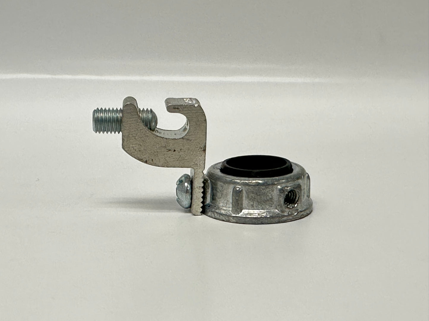 115 PK Raco 1216 1-1/2" Malleable Iron Grounding Bushing with Lug