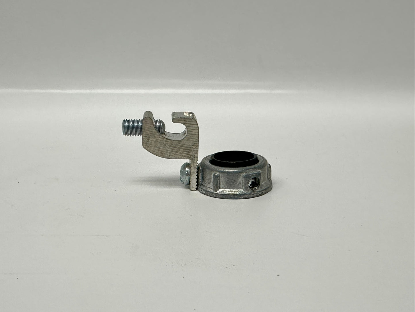 85 PK Raco 1216 1-1/2" Malleable Iron Grounding Bushing with Lug