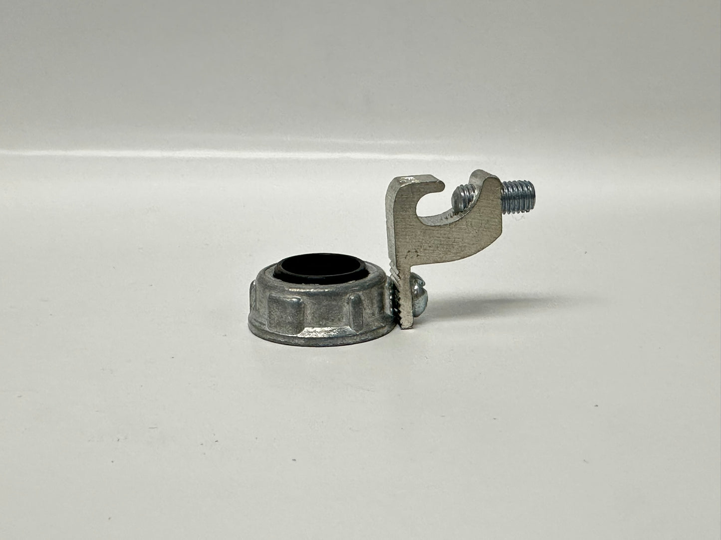 85 PK Raco 1216 1-1/2" Malleable Iron Grounding Bushing with Lug