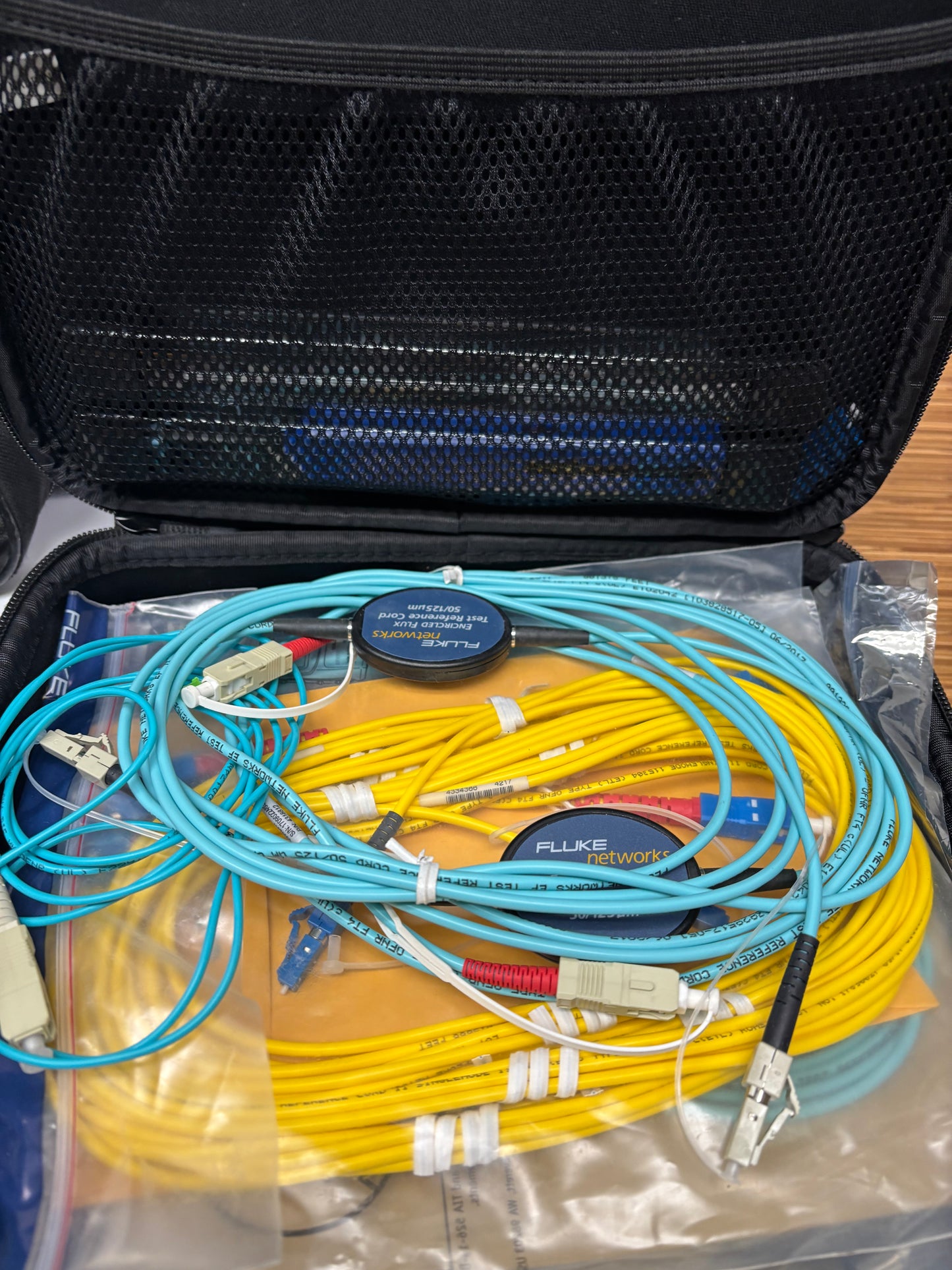 Fluke Networks DSX-8000 Cable Tester, Touch Screen Display + FI-1000-KIT w Certificates