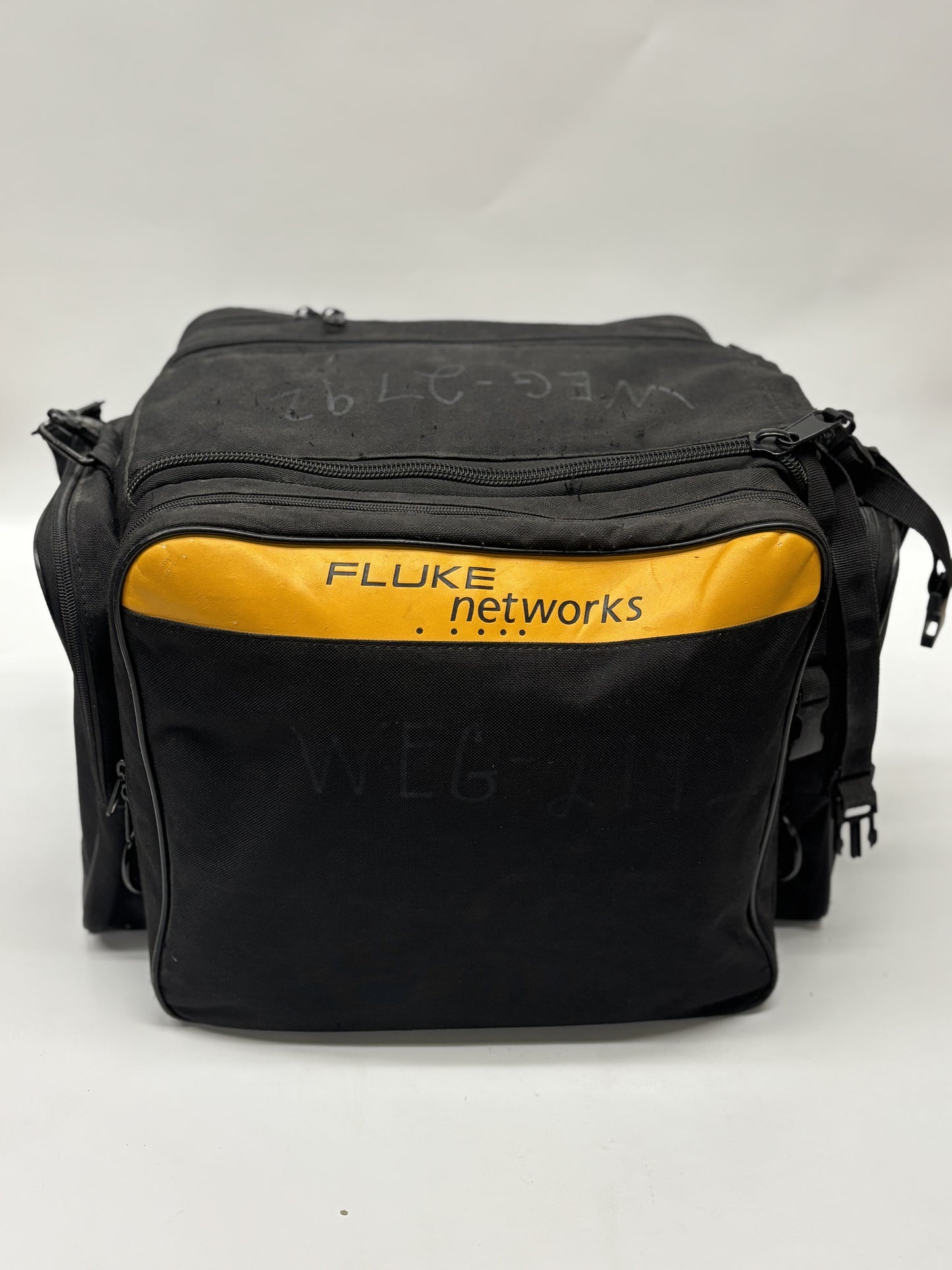 Fluke Networks DSX-8000 Cable Tester, Touch Screen Display + FI-1000-KIT w Certificates
