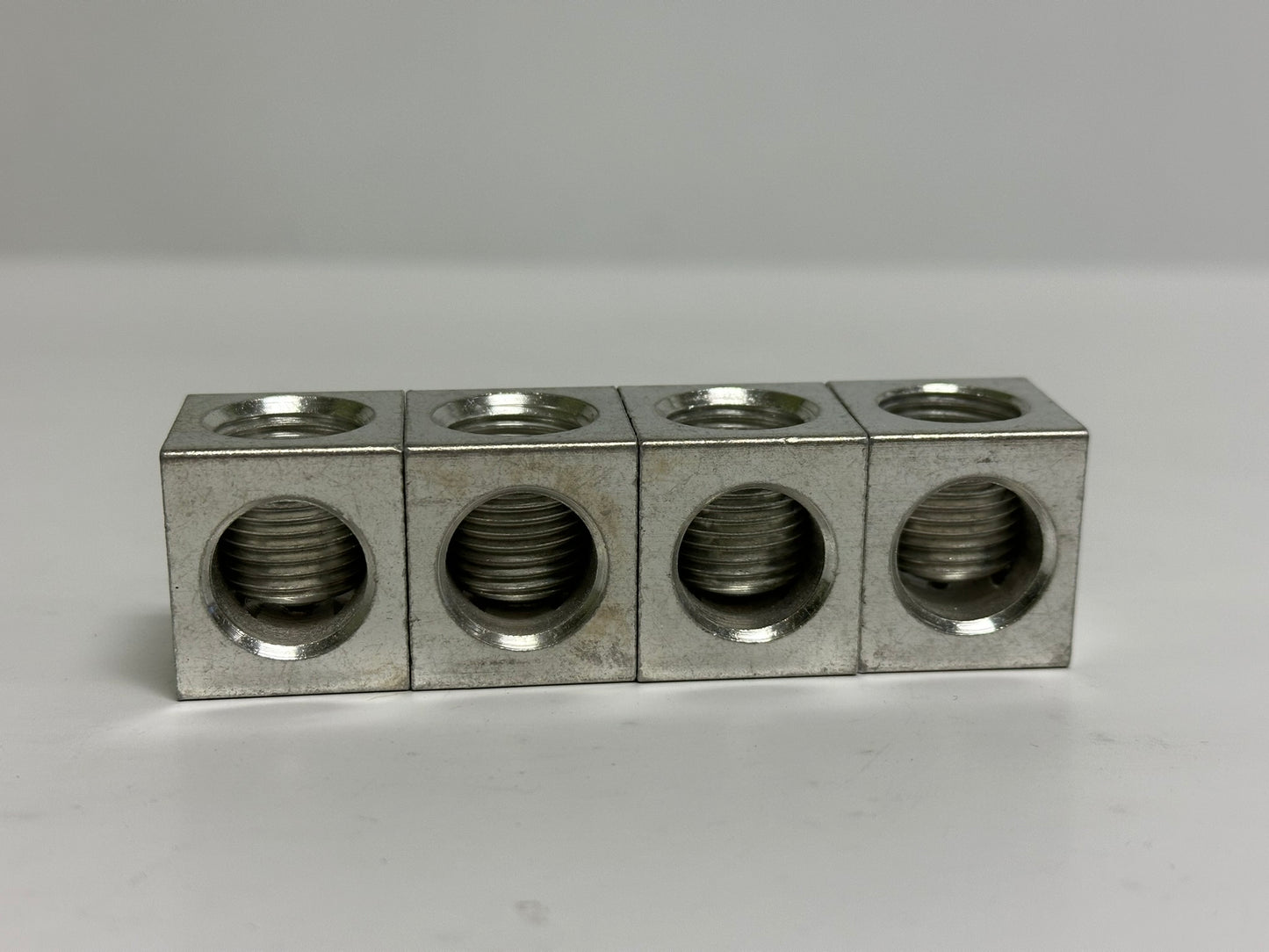 4 PK CML (LA300R) Single Conductor Solderless Lugs Anti-turn series Connectors Reusable