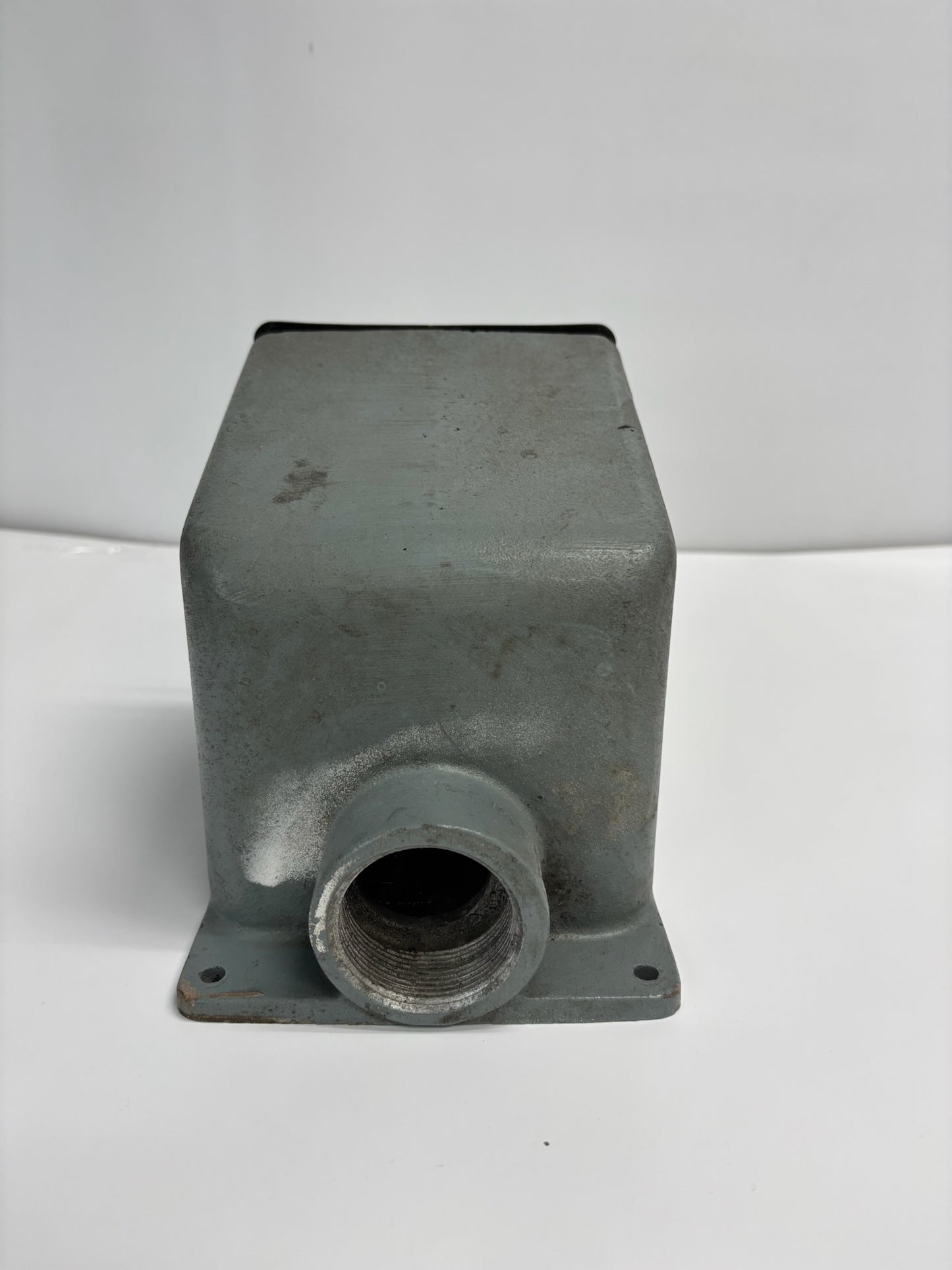 Hubbell BB1001W Back Box, 1 ½″ Hub, 100A, 15° Angle, Aluminum