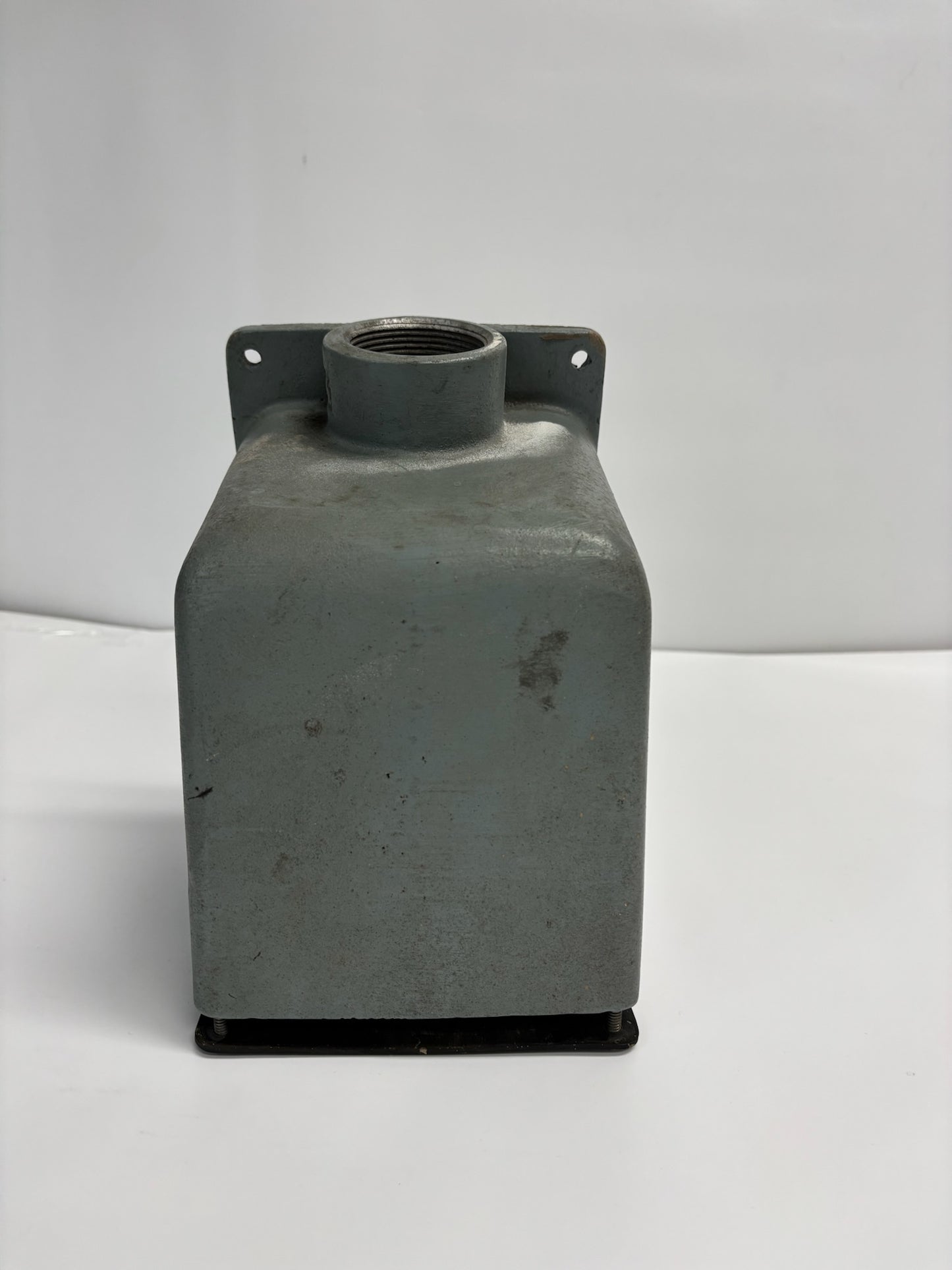 Hubbell BB1001W Back Box, 1 ½″ Hub, 100A, 15° Angle, Aluminum