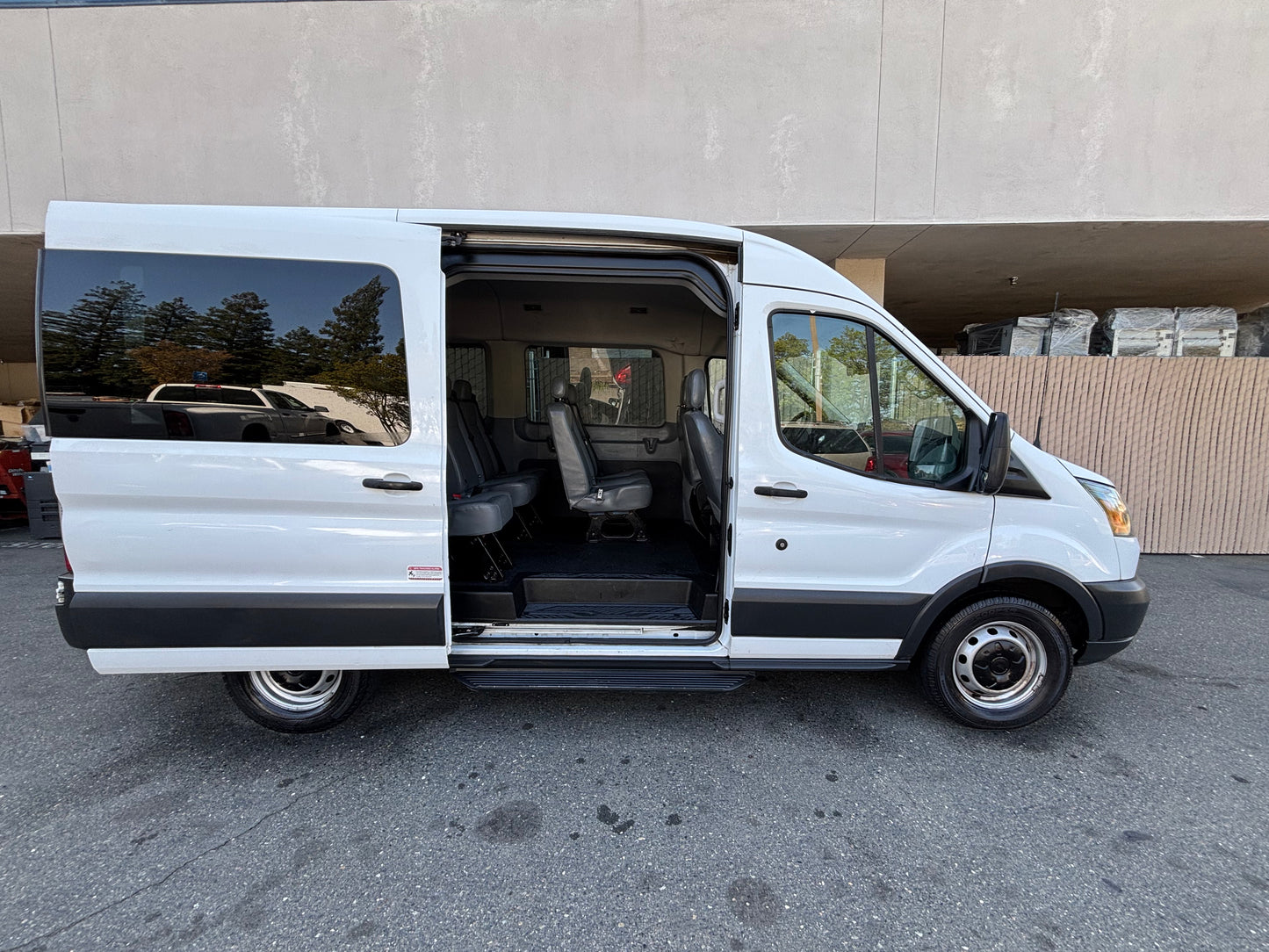 Ford Transit 150 Cargo Van Mod 2016 for 10 passengers - 132K miles. Clean Tittle