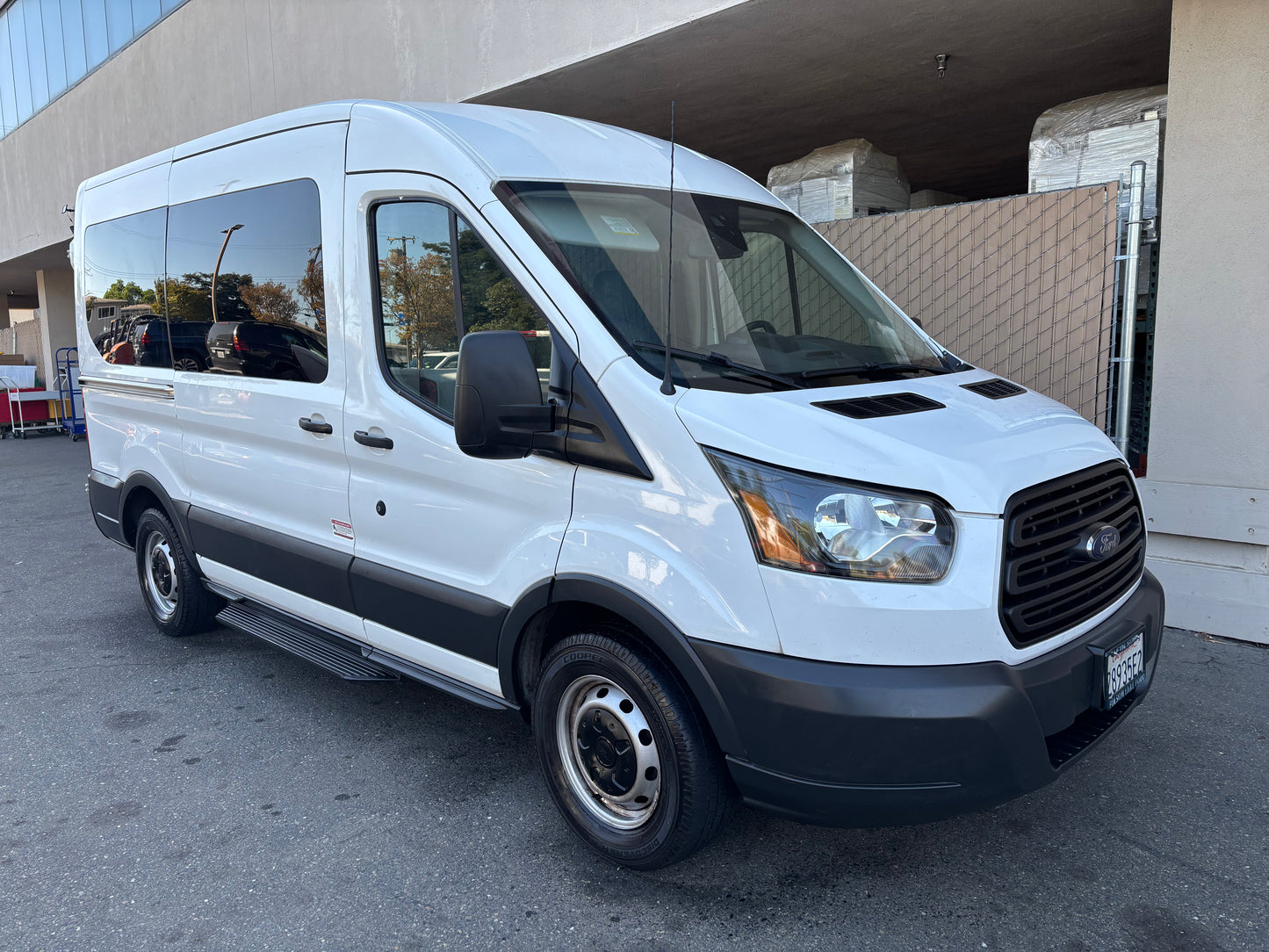 Ford Transit 150 Cargo Van Mod 2016 for 10 passengers - 132K miles. Clean Tittle