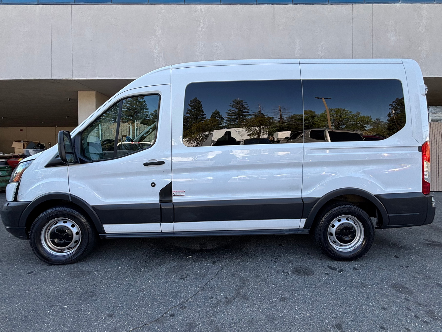 Ford Transit 150 Cargo Van Mod 2016 for 10 passengers - 132K miles. Clean Tittle