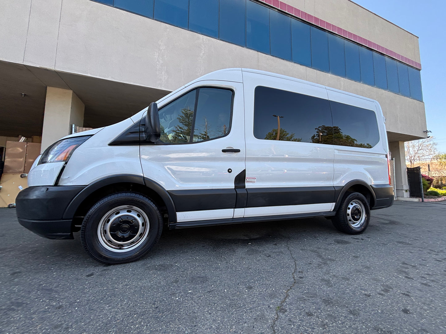Ford Transit 150 Cargo Van Mod 2016 for 10 passengers - 132K miles. Clean Tittle