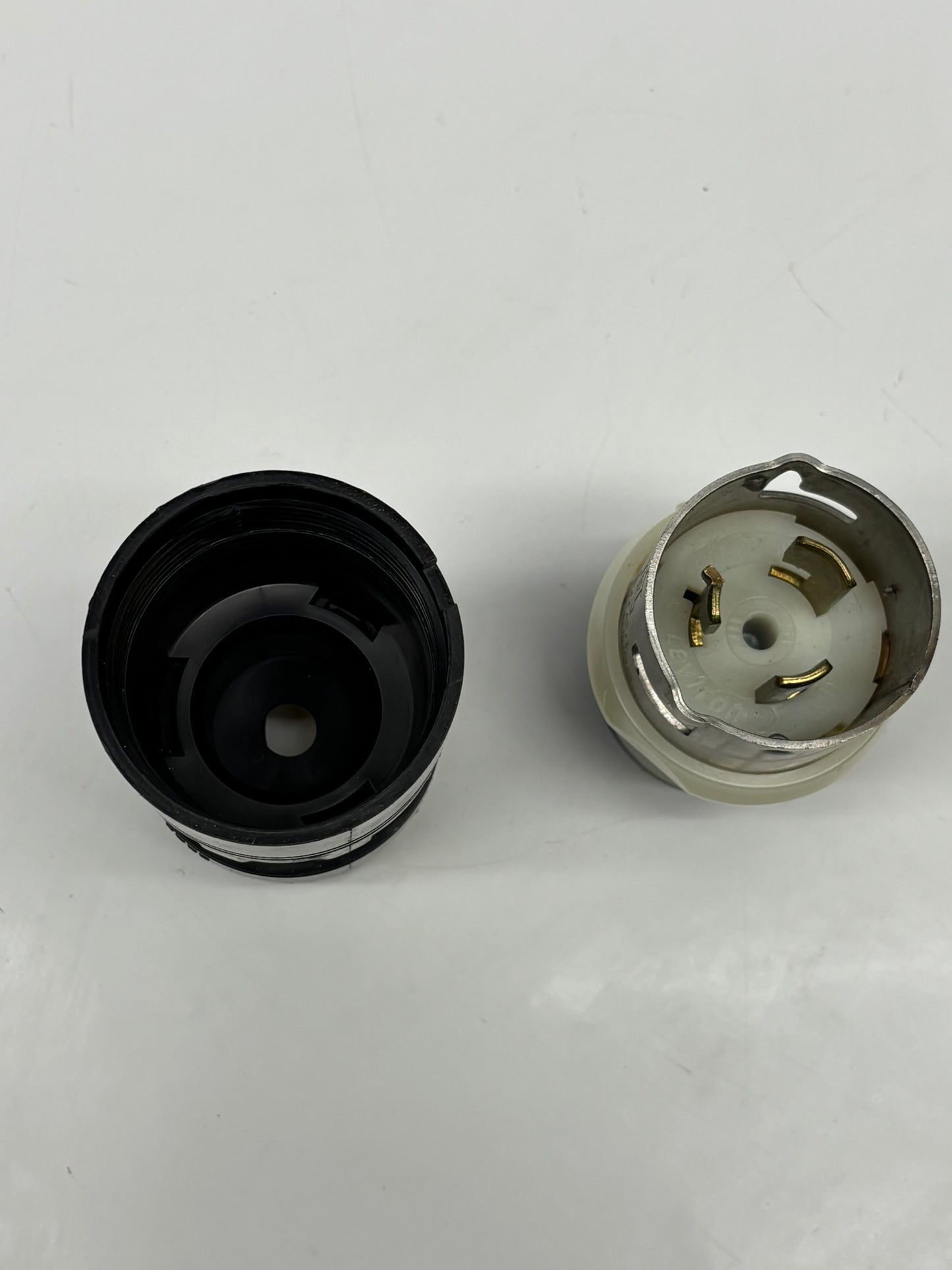 CS8265C Hubbell Twist-LockÂ® Industrial Male Plug 50A 250V 2-Pole 3-Wire Grounding