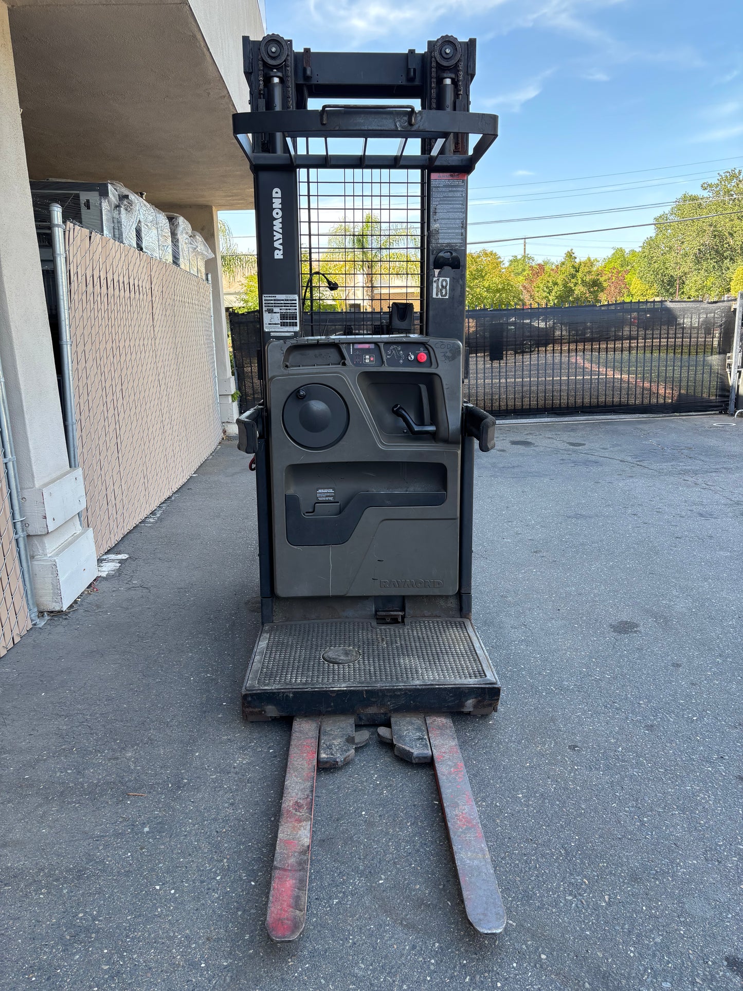 2011 Raymond 560-0PC30TT Low Hours 456 Stand Up Electric Order Picker 36V 118-Inch Reach