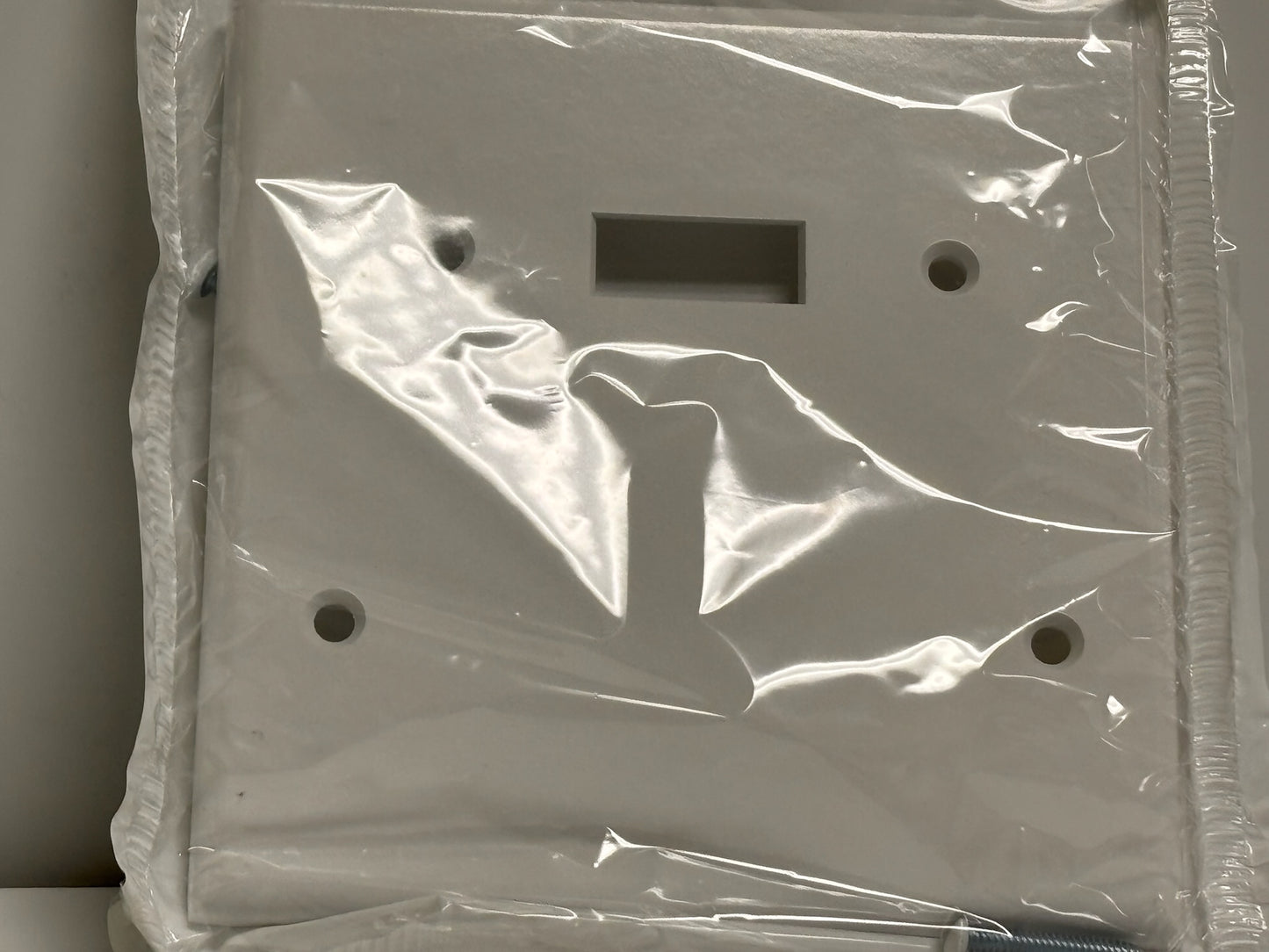 25 PK Leviton 88006 2-Gang Combination Wallplate – 1 Toggle, 1 Blank, White