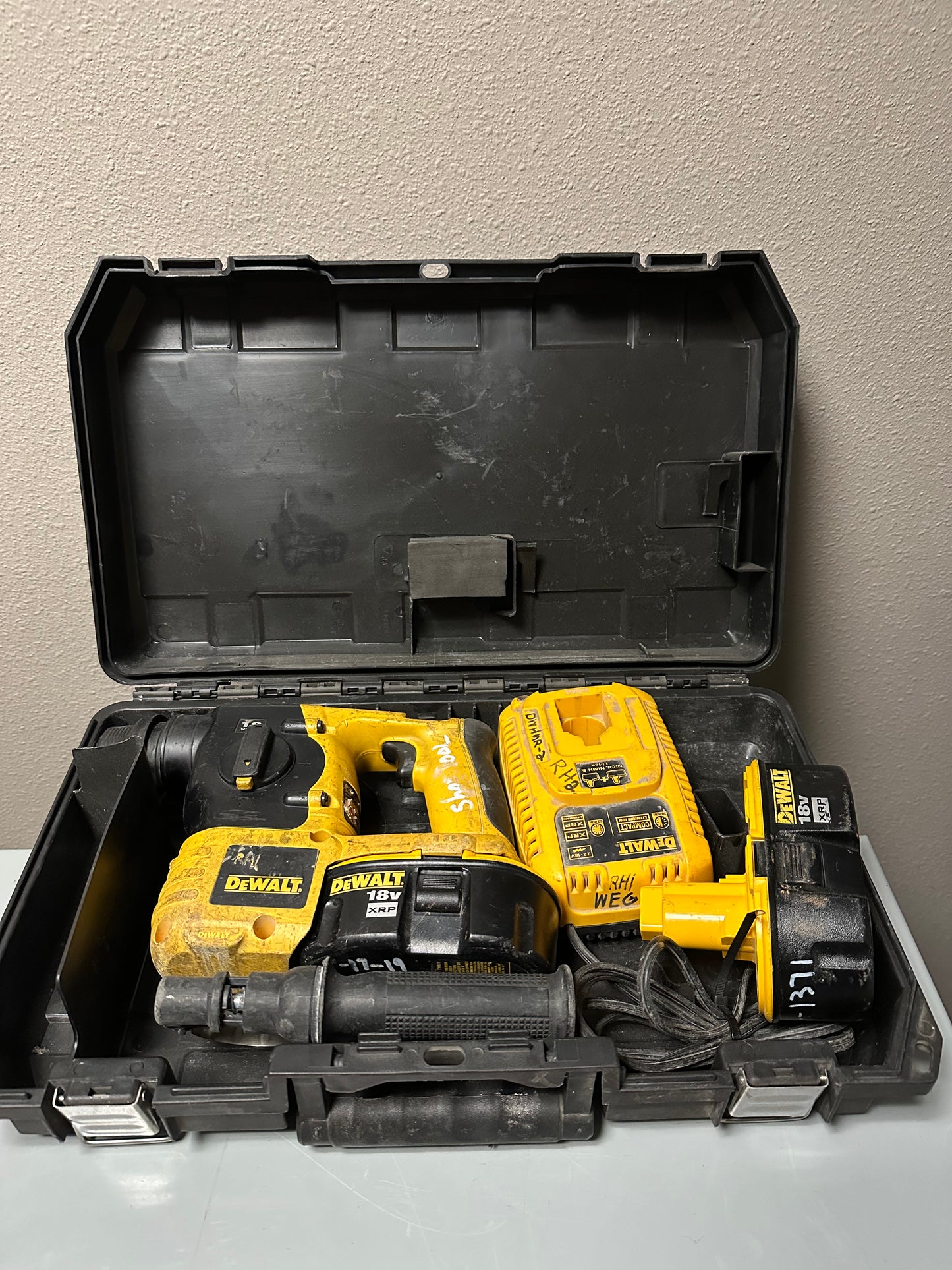 DeWalt SDS Rotary Hammer Drill DC212 Cordless 18V + 2 Batteries + Charger + Case