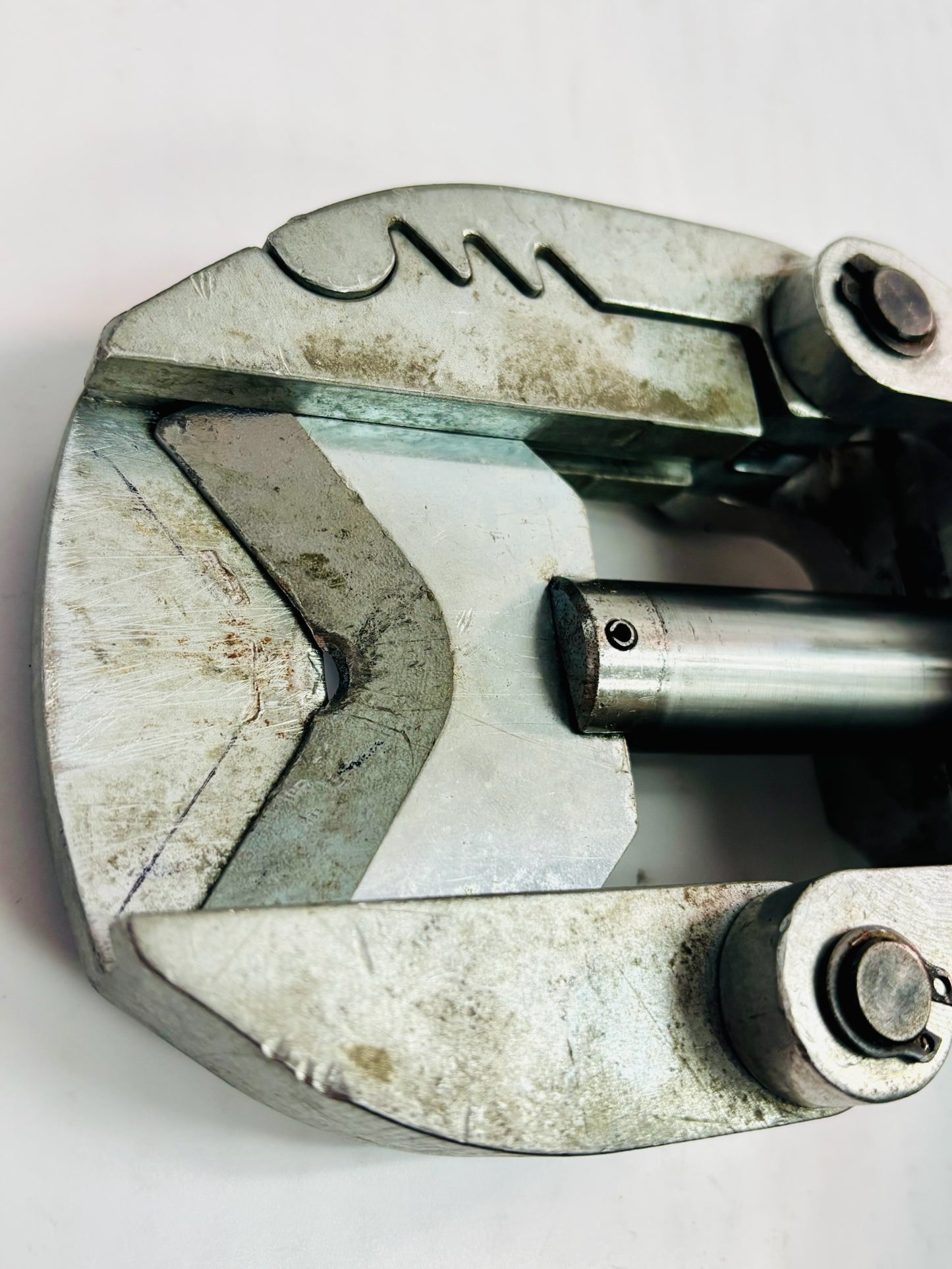 Greenlee Gator ESG50L Battery-Powered Hydraulic Cable Cutter
