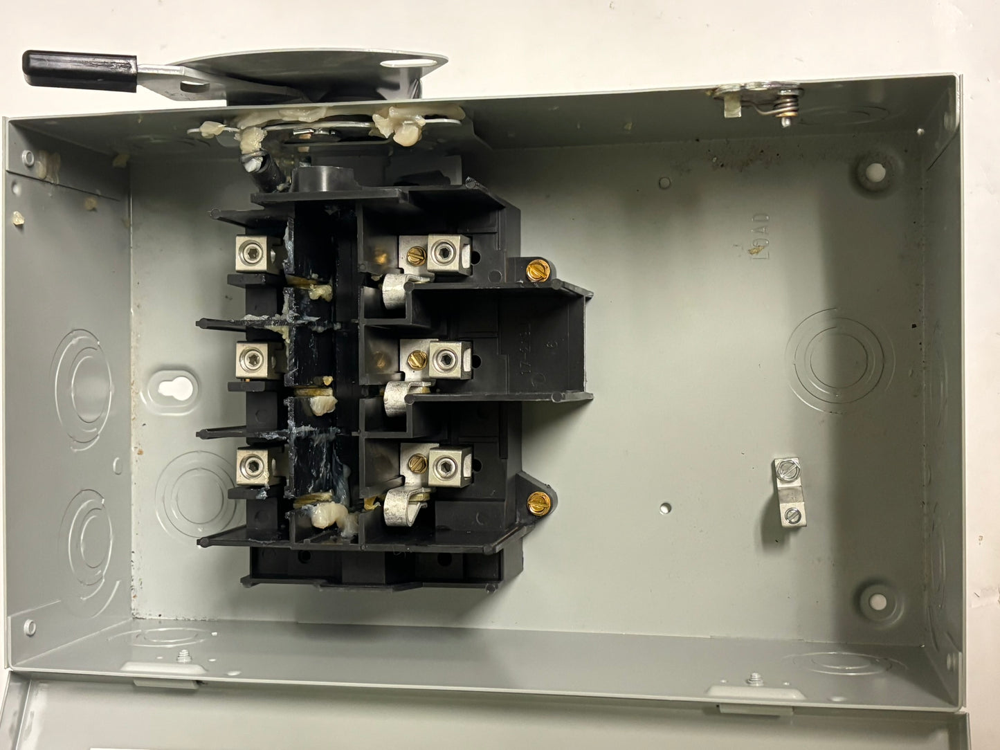 Eaton DG322UGB 60A 240V 3-Pole Non-Fusible Safety Switch, NEMA 1 Enclosure