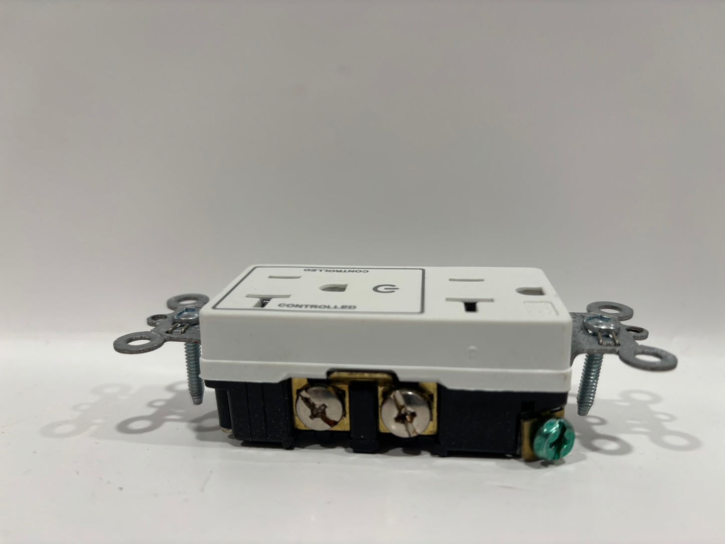 20 PK Legrand TR26252-W 15A 125V Tamper-Resistant Decorator Receptacle