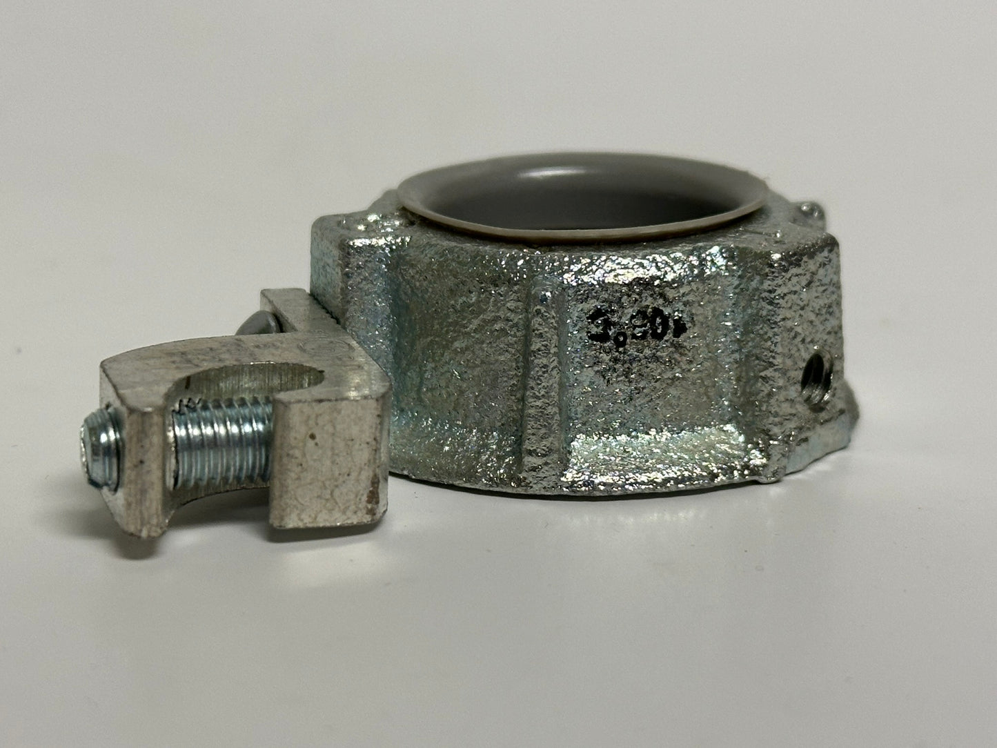 50 PK Eaton GLL3 1" Grounding Bushing with Aluminum Lug, Insulated 105°C