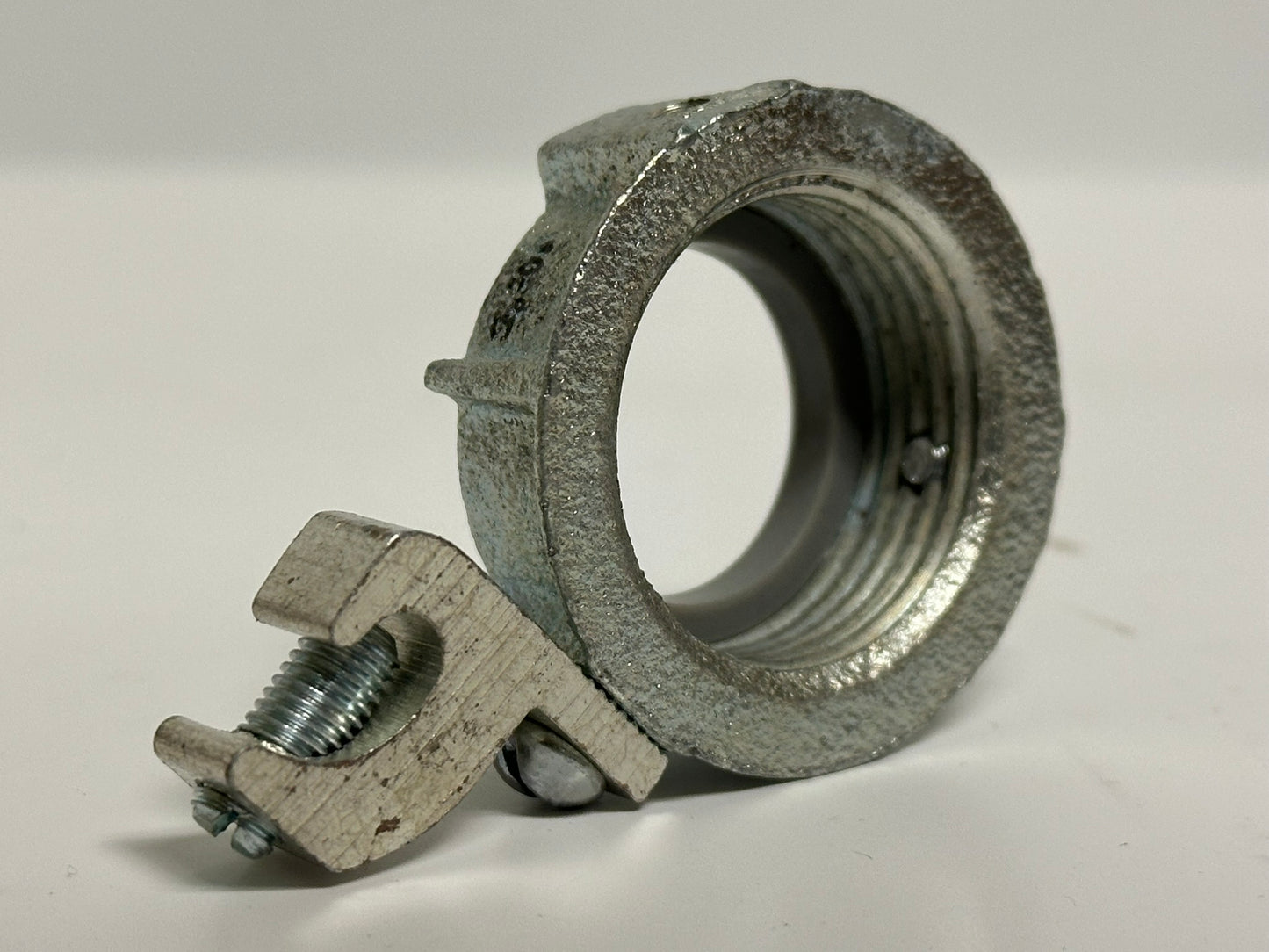 50 PK Eaton GLL3 1" Grounding Bushing with Aluminum Lug, Insulated 105°C
