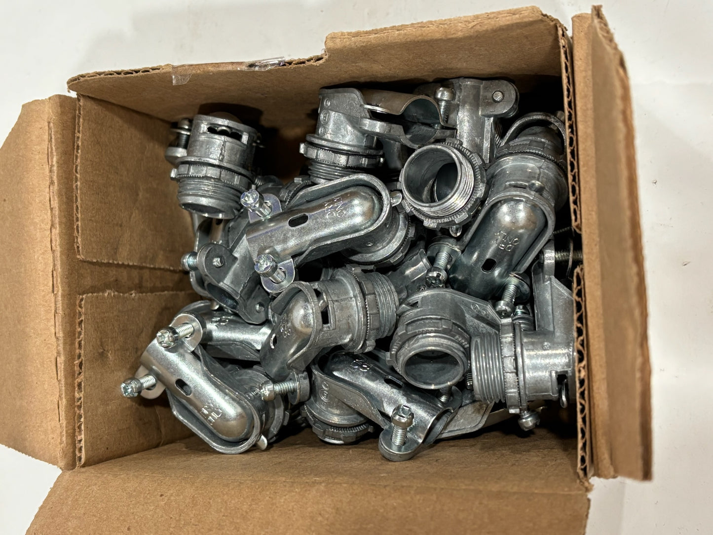 75 PK Bridgeport 801-DC2 90° Connector for 3/8" FMC/MC Cable, Die-Cast Zinc, 2-Screw