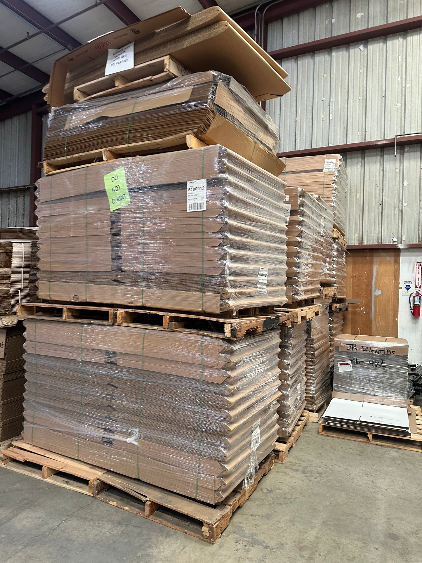 Pallet Gaylord SpaceKraft containers 6200012 40x40x40in with lid Cap 1000 lts. 8 walls