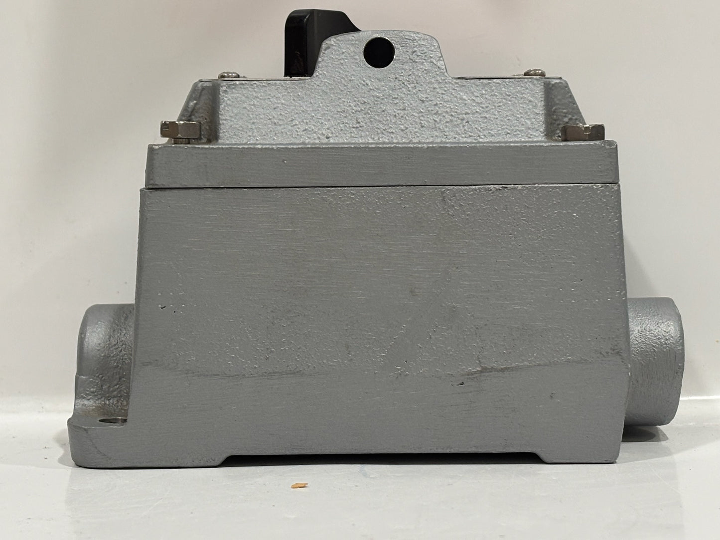 Appleton EDSF12A  Malleable Iron Front Cover for 1-Pole or 2-Pole Switches & 3/4" EDSC