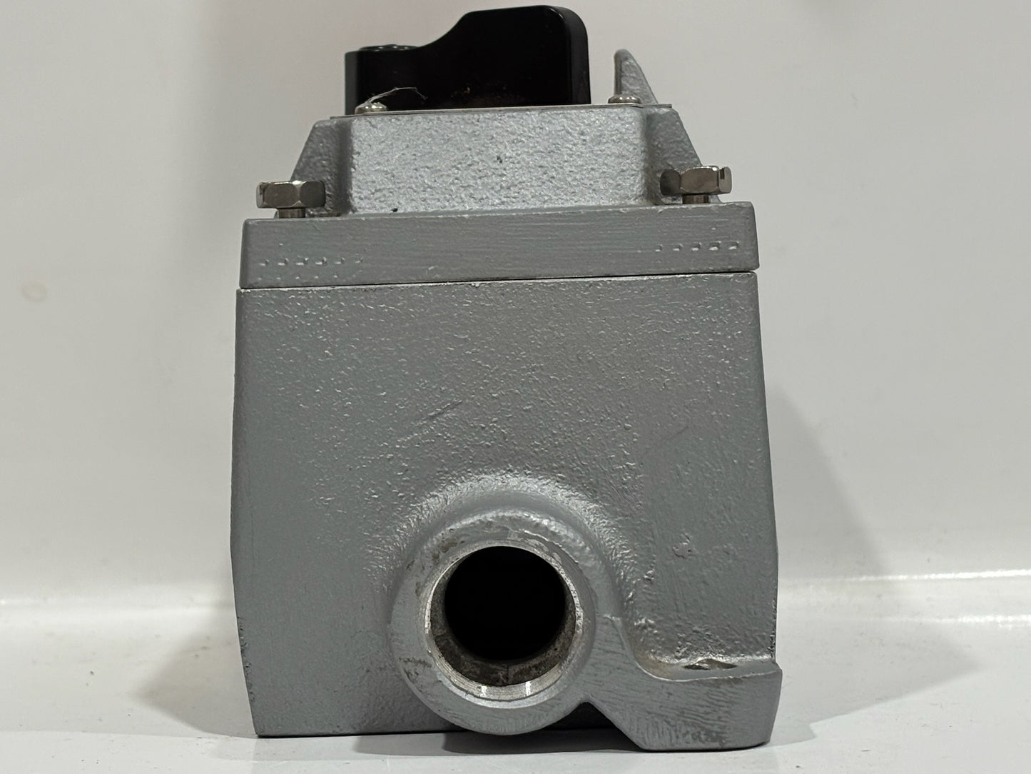 Appleton EDSF12A  Malleable Iron Front Cover for 1-Pole or 2-Pole Switches & 3/4" EDSC