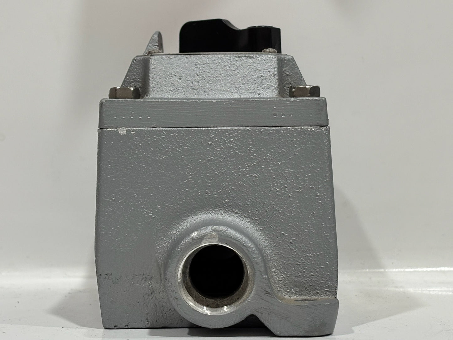 Appleton EDSF12A  Malleable Iron Front Cover for 1-Pole or 2-Pole Switches & 3/4" EDSC