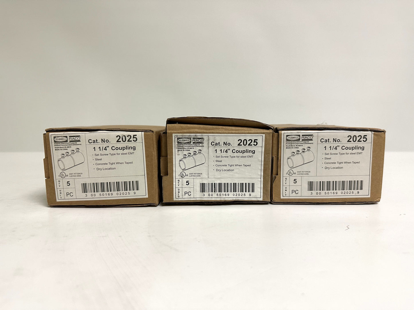 15 PK Raco (2025) 1 1/4" Set Screw Type EMT Coupling, Concrete Tight, Zinc Plated