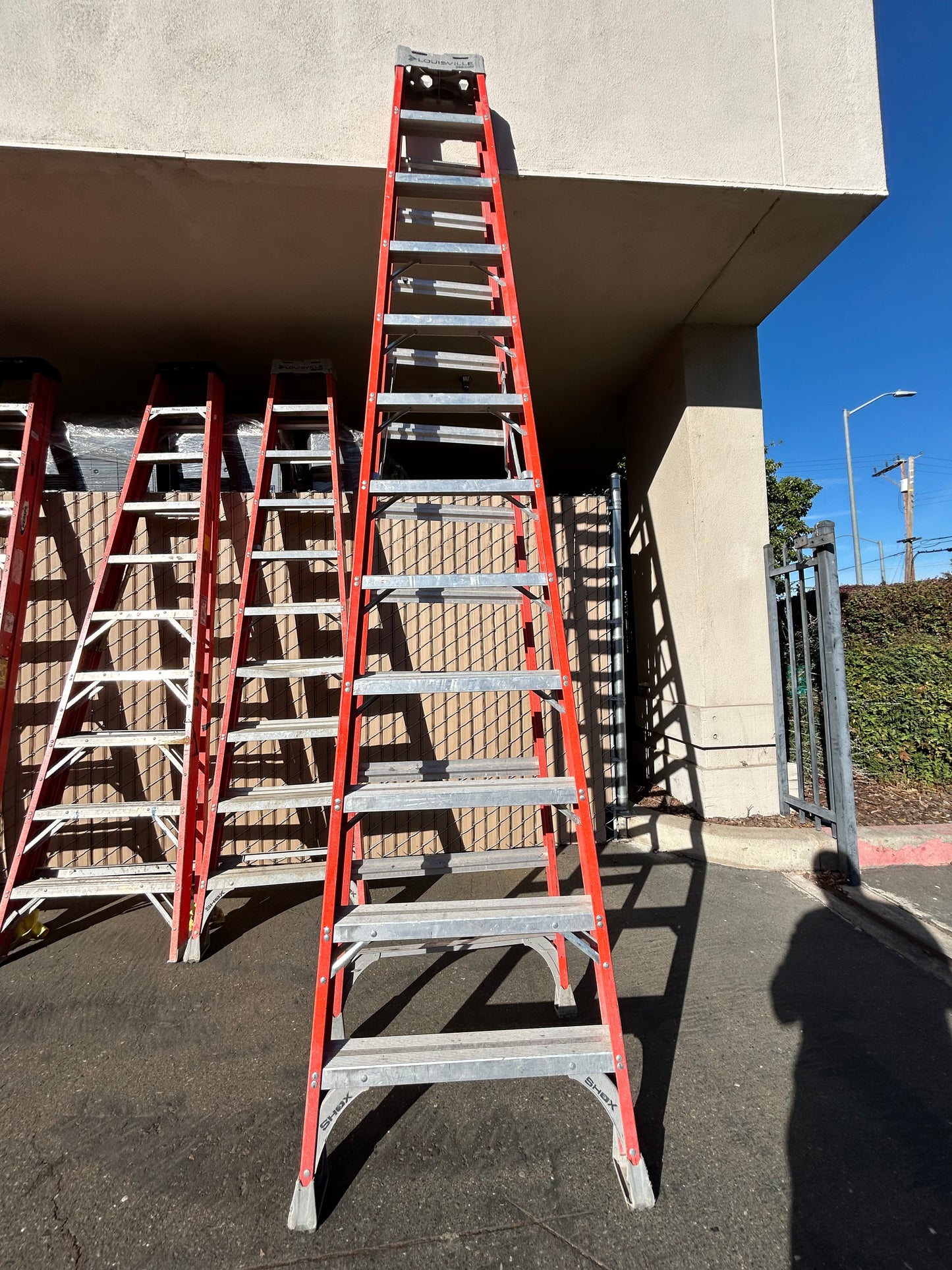 Louisville (FS1512) 12 Ft Ladder Fiberglass, 300 lb Load Capacity, 47 lb Wt (used)