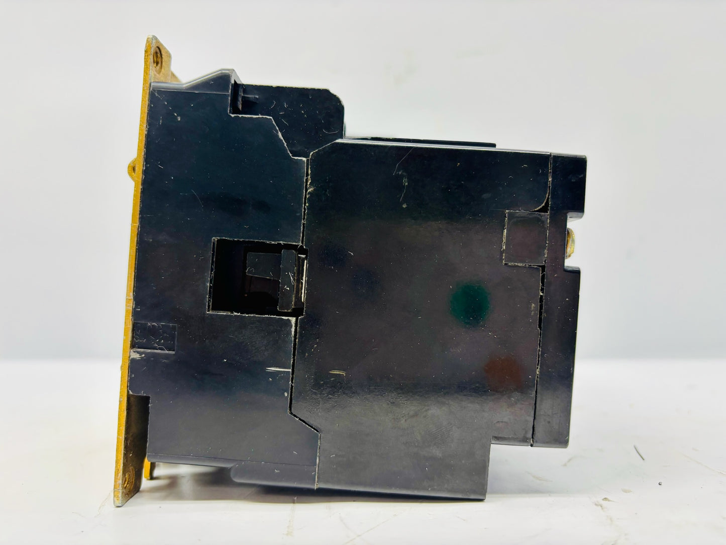 Square D 8903SM04 Multi‑pole Lighting Contactor (Black side plastic chipped/cracked)