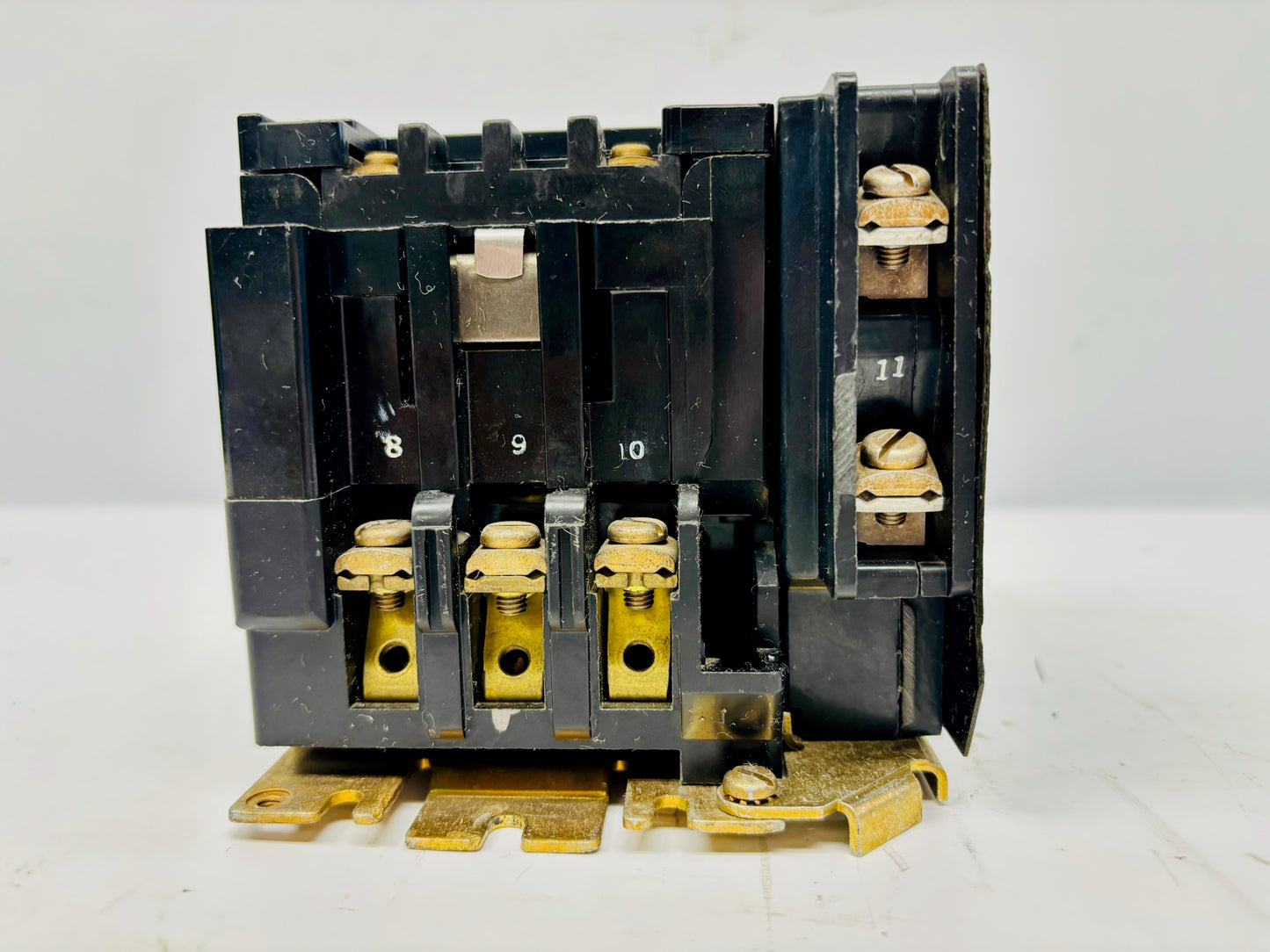 Square D 8903SM04 Multi‑pole Lighting Contactor (Black side plastic chipped/cracked)