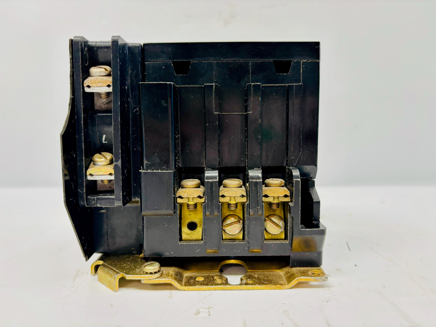 Square D 8903SM04 Multi‑pole Lighting Contactor (Black side plastic chipped/cracked)