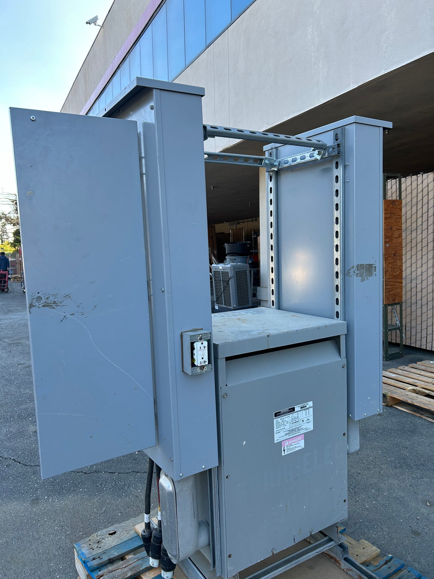 Temporary Power with 45kva Transformer & 2 Panel 208Y/120V 480Y-277V 250 AMP