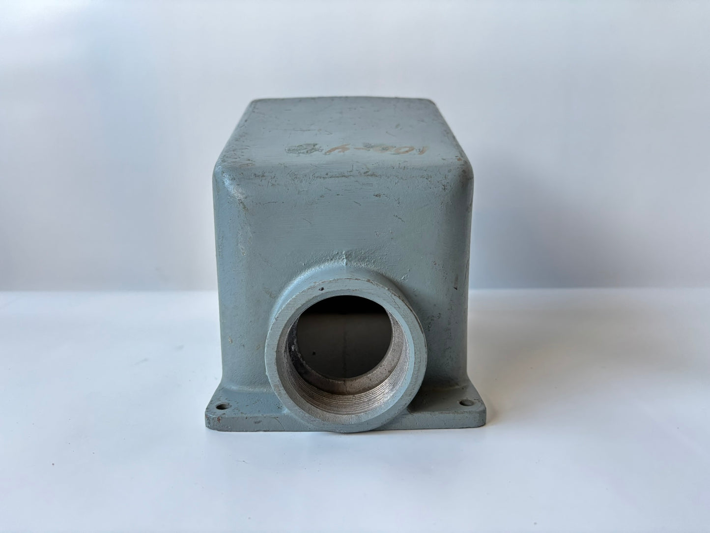 Hubbell BB1002W Back Box, 2" Hub, 100A, 15° Angle, Aluminum