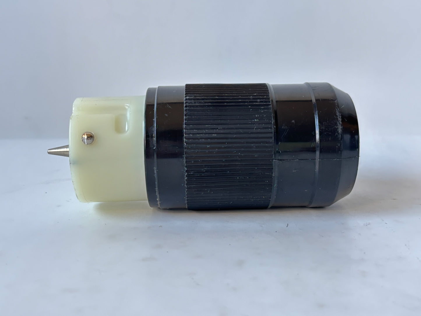 Leviton CS8364C 50A 250V 3-Phase Locking Connector, 3P4W, IP20