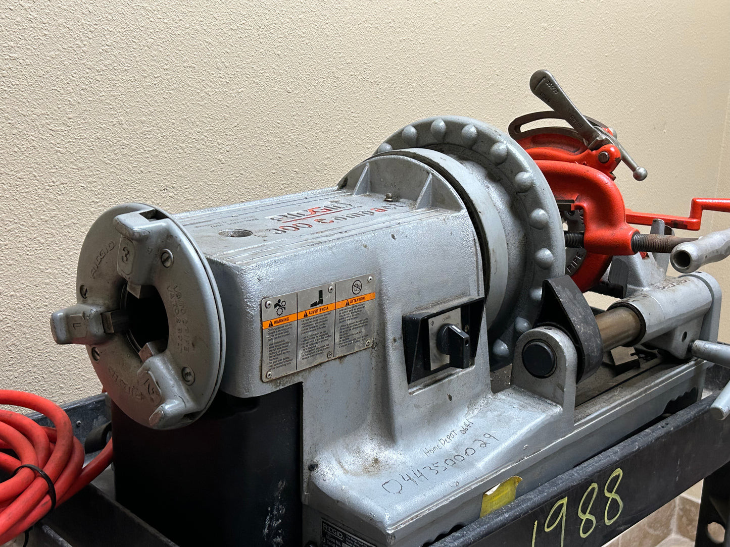 Ridgid 300 Compact Threading Machine, 1/2 to 2in NPT with Rubbermaid Cart