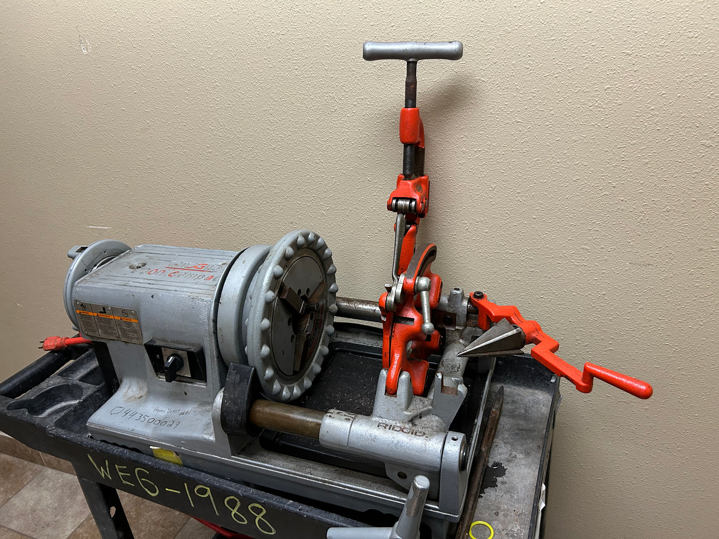 Ridgid 300 Compact Threading Machine, 1/2 to 2in NPT with Rubbermaid Cart