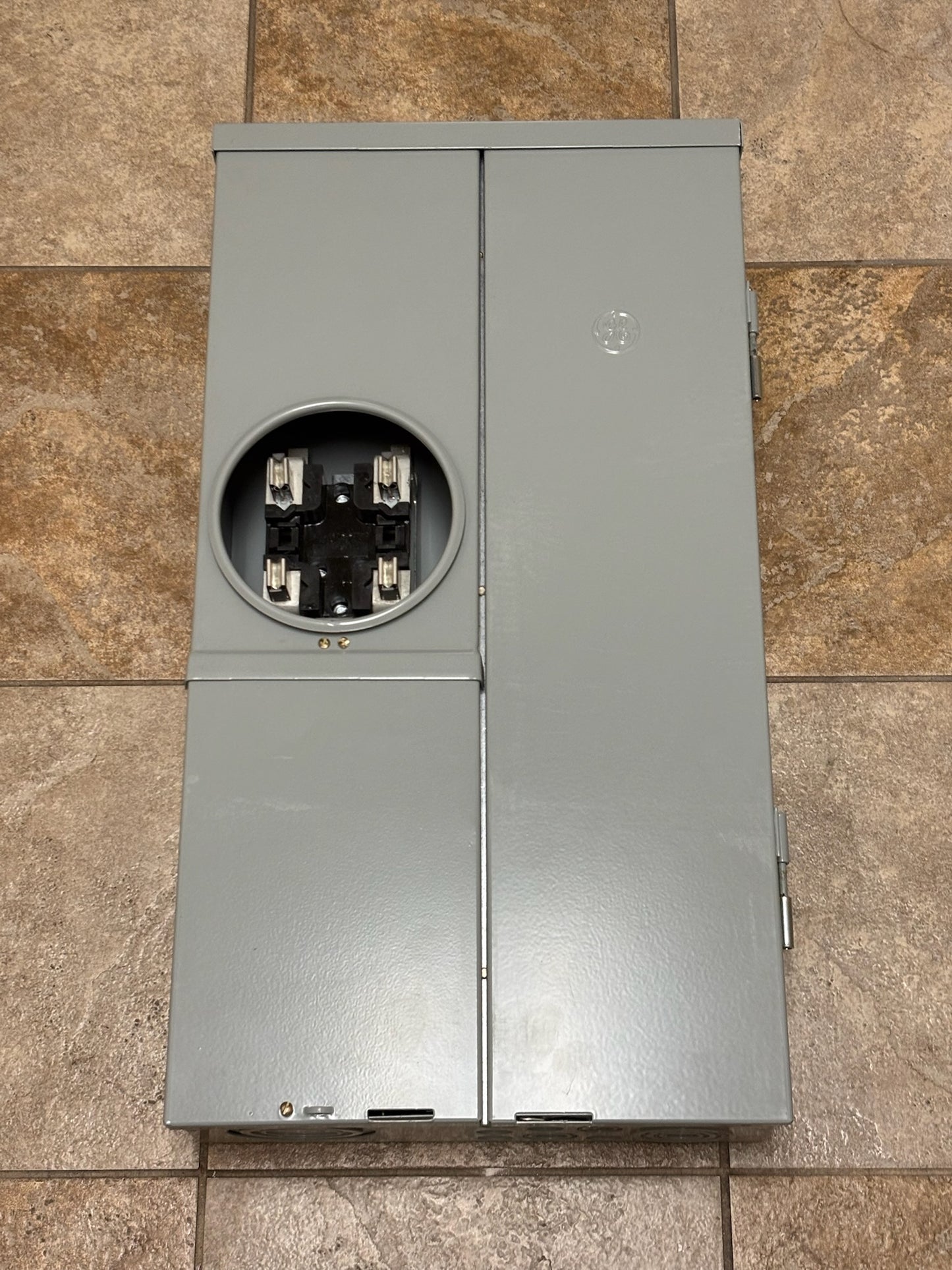 GE / ABB TSM1610CSCUP 100A 16-Space / 32-Circuit Meter/Main Load Center