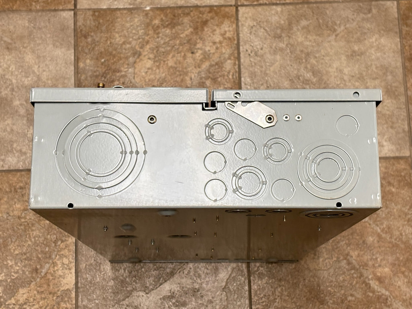 GE / ABB TSM1610CSCUP 100A 16-Space / 32-Circuit Meter/Main Load Center